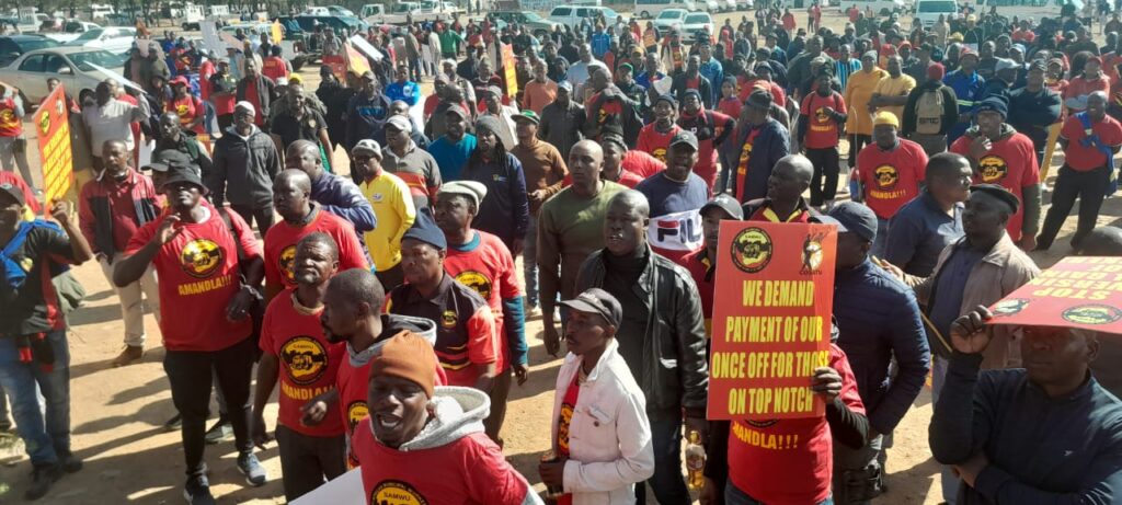 The South African Municipal Workers' Union went on strike and marched to the City of Tshwane to express workers' concerns.